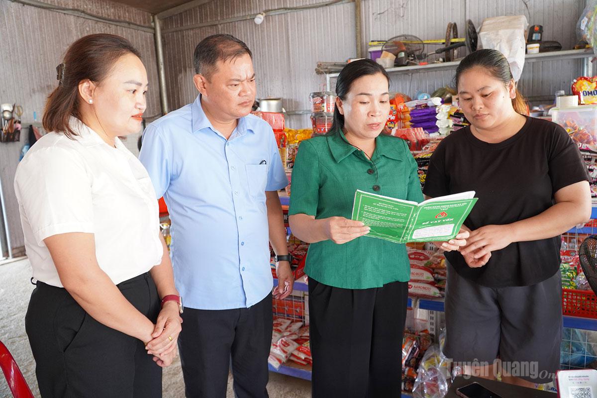 Đoàn công tác đã kiểm tra thực tế tại một số hộ vay vốn và Tổ tiết kiệm và vay vốn trên địa bàn xã.