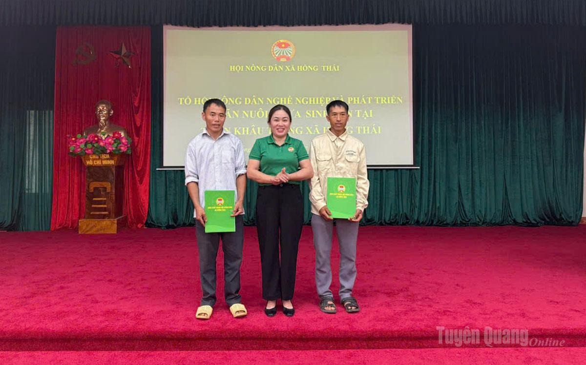 Đại diện Hội Nông dân xã Hồng Thái trao quyết định thành lập Tổ Hội Nông dân nghề nghiệp và phát triển chăn nuôi ngựa sinh sản thôn Khâu Tràng.