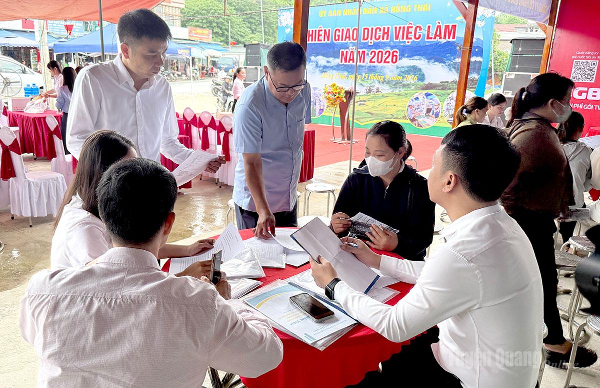 Người lao động xã Hồng Thái được tư vấn, giới thiệu việc làm tại phiên giao dịch việc làm.
