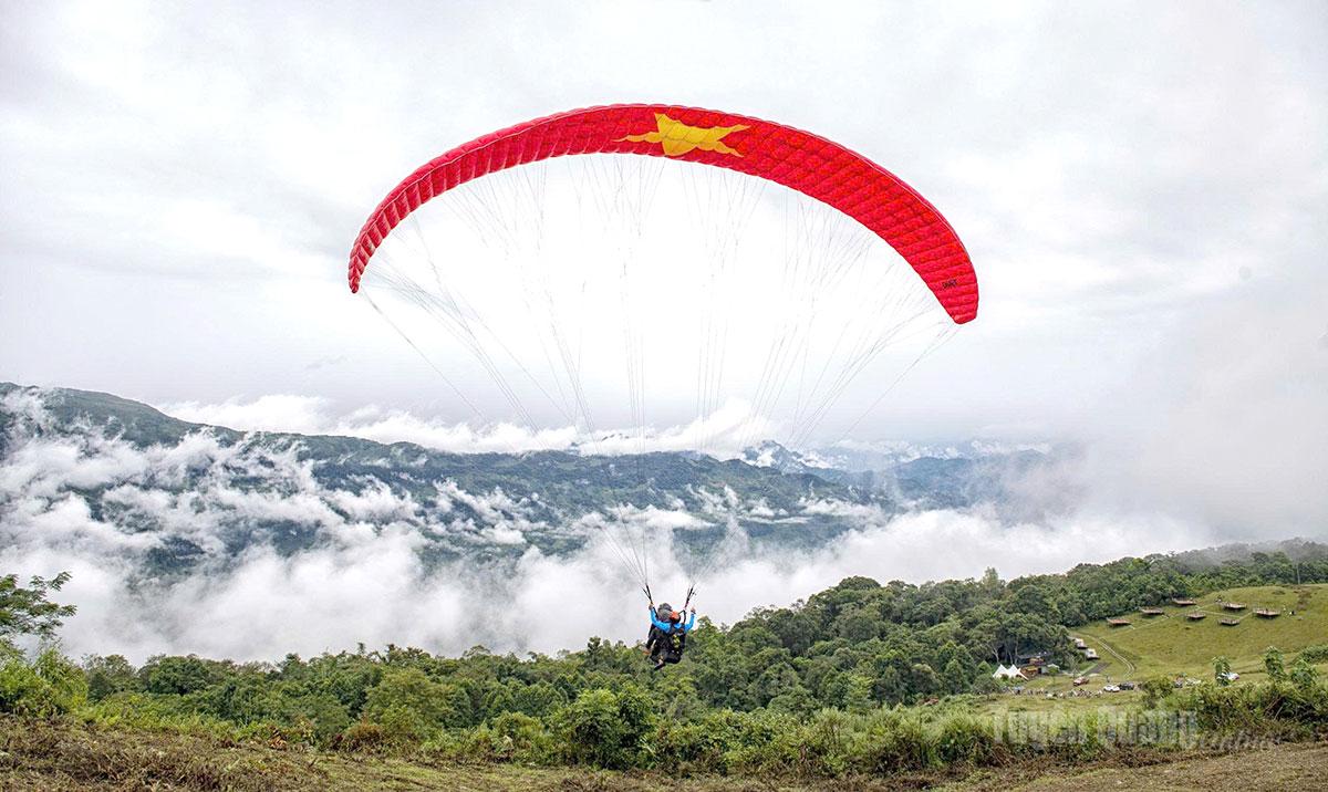 Du khách sẽ được  trải nghiệm bay dù lượn trên biển mây Hồng Thái tại Lễ hội mùa vàng xã Hồng Thái năm 2026.