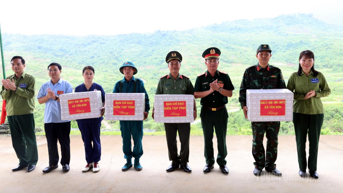 Thiếu tướng Nguyễn Đình Cương, Ủy viên Ban Thường vụ Tỉnh ủy, Chỉ huy trưởng Bộ Chỉ huy Quân sự tỉnh tặng quà cho các đơn vị hoàn thành xuất sắc nhiệm vụ diễn tập phần thực binh.