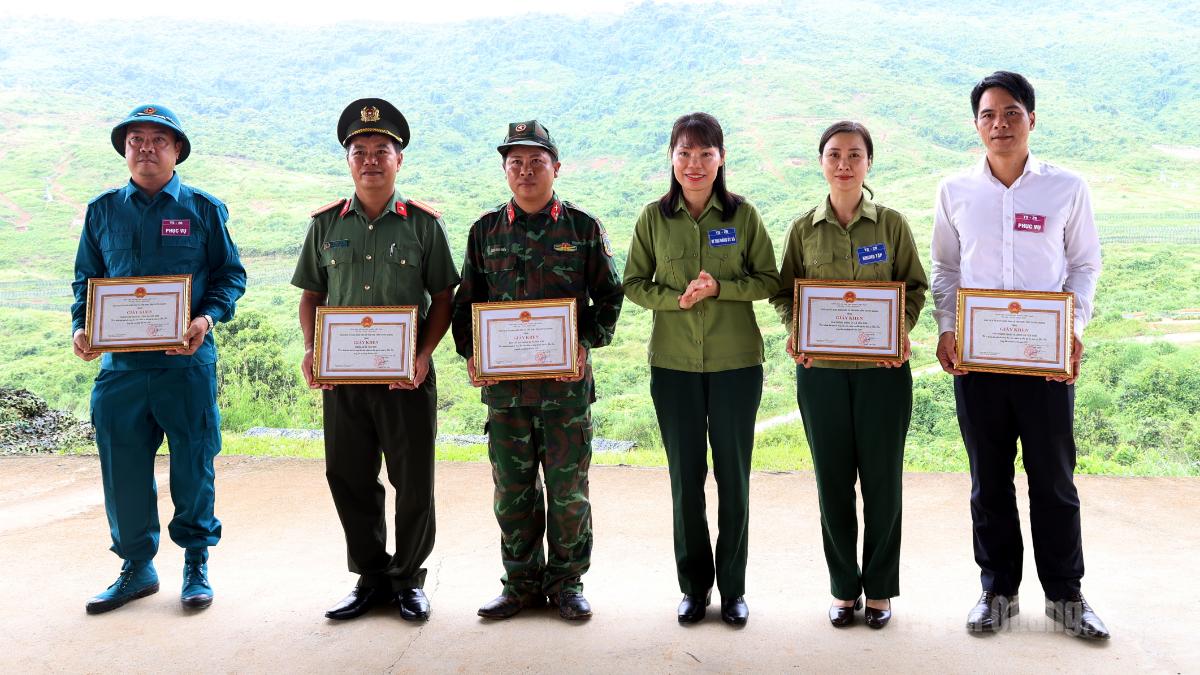 Lãnh đạo xã Yên Sơn tặng Giấy khen cho các tập thể.