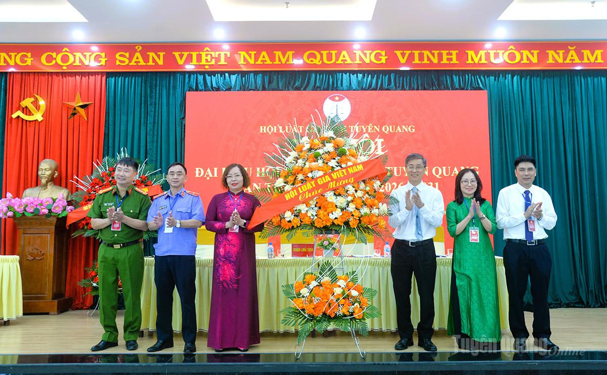 Đồng chí Nguyễn Khánh Ngọc, Chủ tịch Hội Luật gia Việt Nam tặng hoa chúc mừng Đại hội đại biểu Hội Luật gia tỉnh Tuyên Quang lần thứ I, nhiệm kỳ 2026-2031.