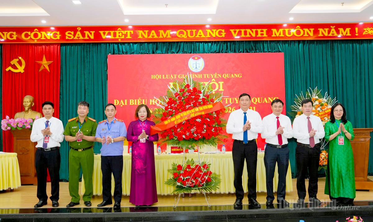 Các đồng chí lãnh đạo tỉnh tặng hoa chúc mừng Đại hội đại biểu Hội Luật gia tỉnh Tuyên Quang lần thứ I, nhiệm kỳ 2026-2031.
