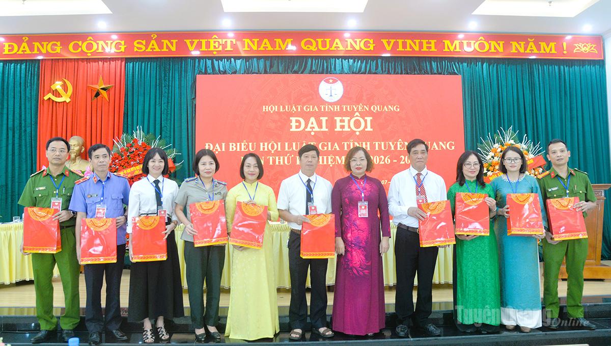 Lãnh đạo Hội Luật gia tỉnh Tuyên Quang tặng quà tri ân các đồng chí thôi tham gia Ban Chấp hành Hội nhiệm kỳ 2026-2031.