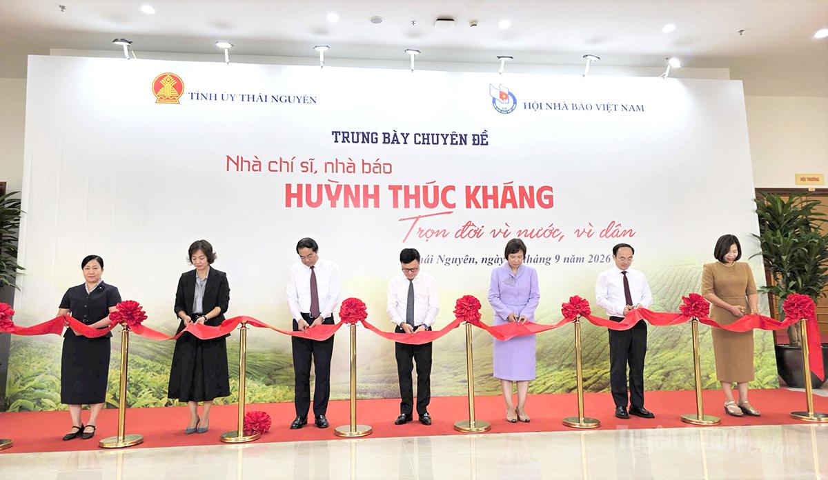 Các đồng chí lãnh đạo Báo Nhân dân, Tỉnh ủy Thái Nguyên và đại biểu cắt băng khai mạc trưng bày chuyên đề.