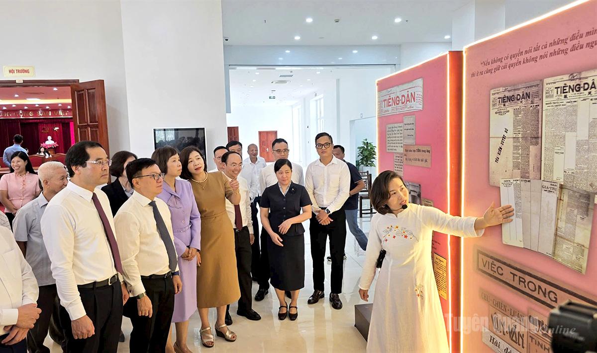 Các đại biểu tham quan gian trưng bày.