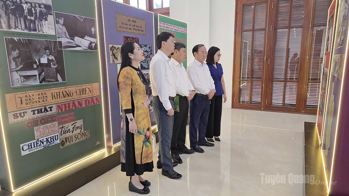 Đồng chí Giám đốc Báo và phát thanh, truyền hình Tuyên Quang Mai Đức Thông tham quan gian trưng bày chuyên đề.