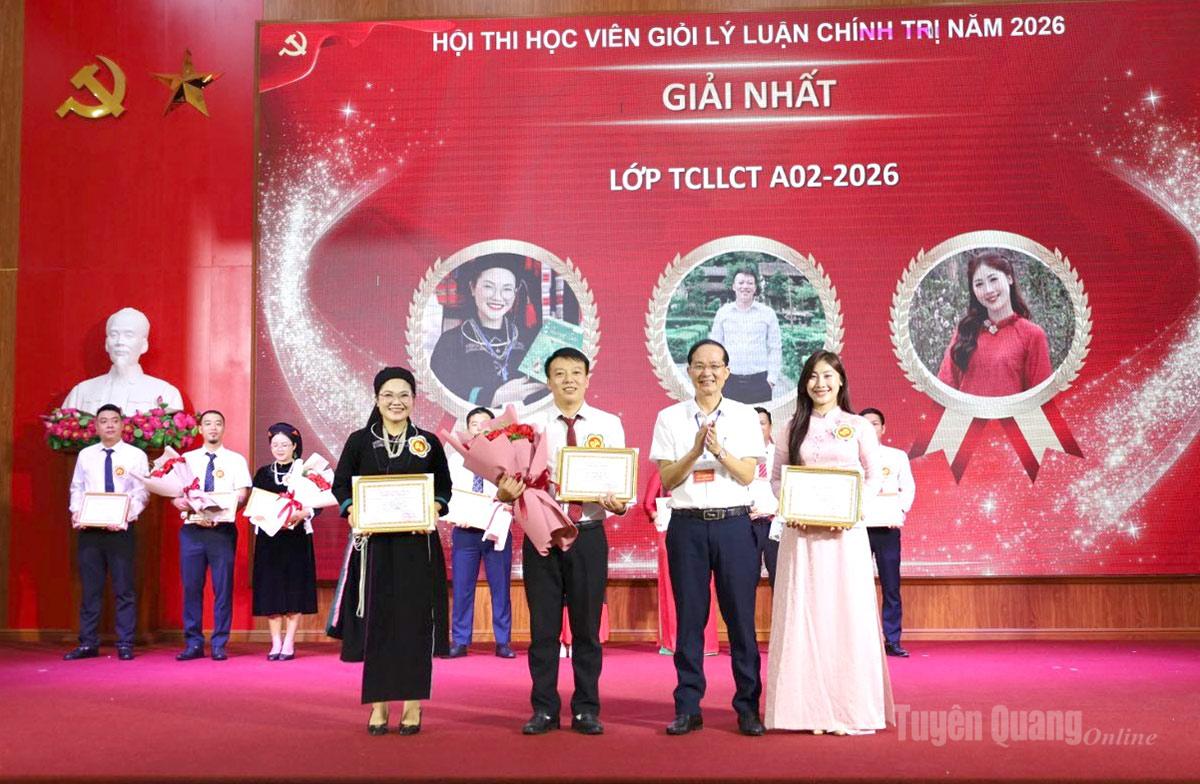 Ban Tổ chức Hội thi trao giải Nhất cho các thí sinh đến từ lớp Trung cấp lý luận chính trị A02-2026.