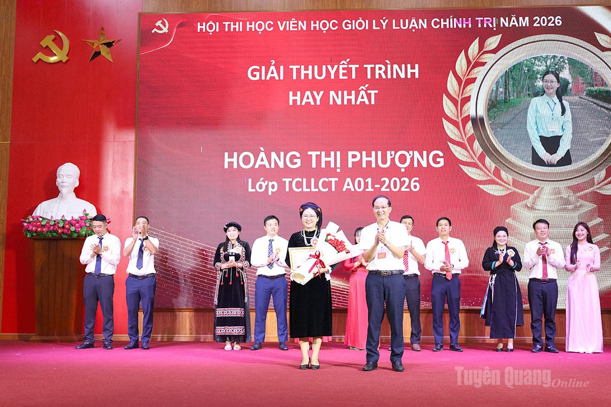 Ban Tổ chức trao giải phụ cho thí sinh có phần thi thuyết trình xuất sắc nhất.