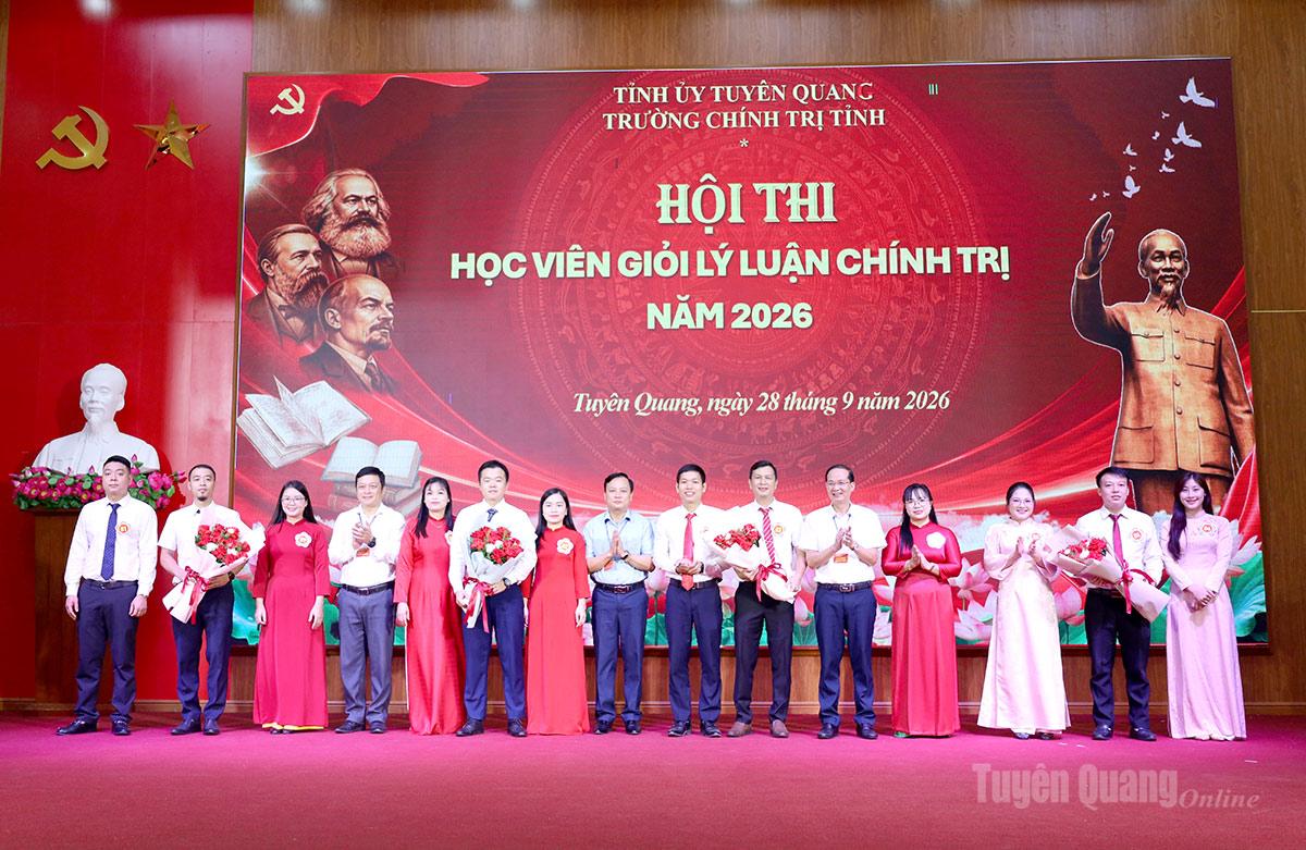 Ban Tổ chức tặng hoa cho các đội dự thi.
