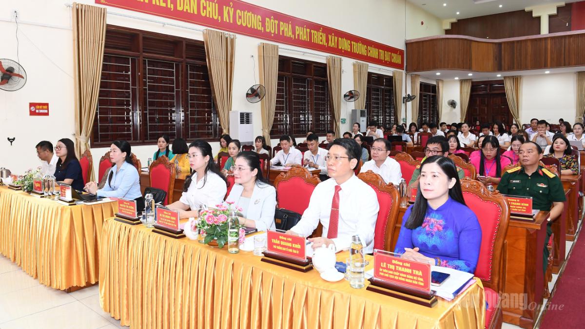 Đồng chí Phó Chủ tịch HĐND tỉnh Lê Thị Thanh Trà và các đại biểu dự hội thảo.