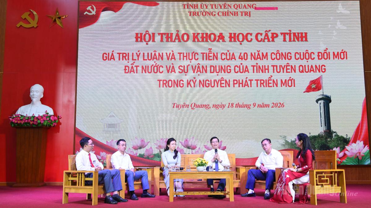 Các đại biểu tham gia phiên tọa đàm tại hội thảo khoa học.