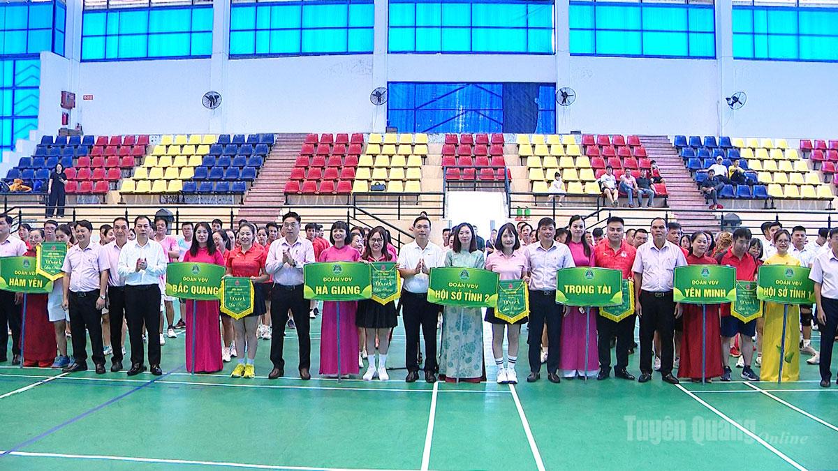 Lãnh đạo Chi nhánh Ngân hàng Chính sách xã hội trao cờ lưu niệm cho các đoàn tham gia Hội thao.