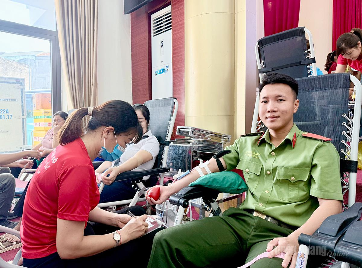 Cán bộ Công an xã Hàm Yên tham gia hiến máu tại Ngày hội.