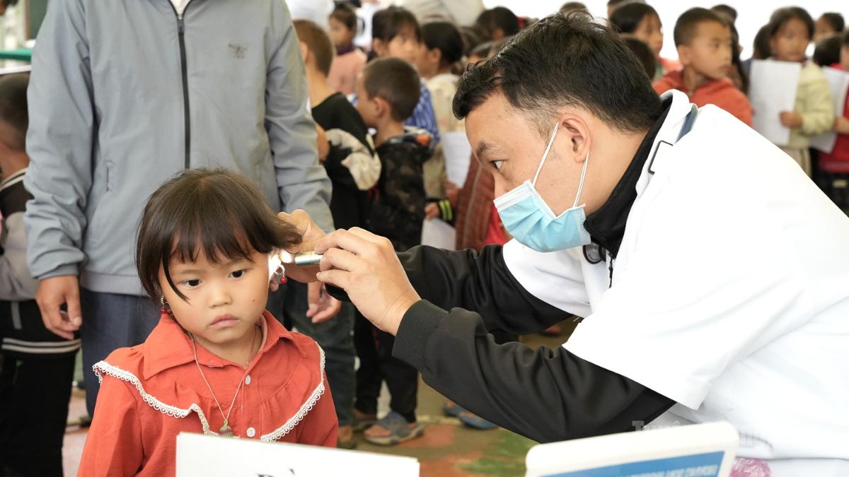 Bác sĩ thăm khám cho học sinh.