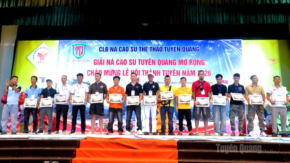 Ban Tổ chức giải trao chứng nhận cho các câu lạc bộ tham gia giải.