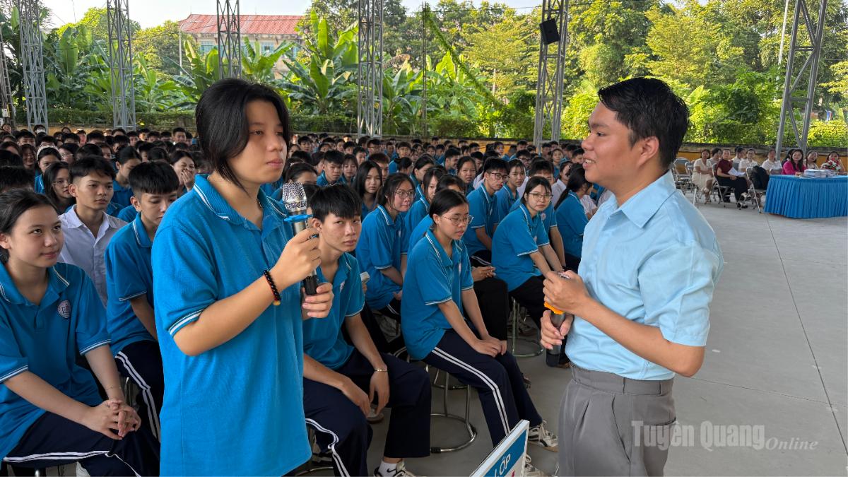 Các em học sinh chia sẻ những kỹ năng trong việc tìm kiếm thông tin, tiếp cận kiến thức mới.
