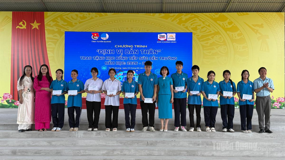 Các em học sinh nhận học bổng tại chương trình.