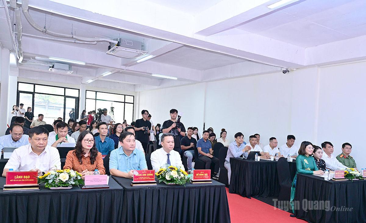 Các đại biểu dự buổi họp báo tại Hà Nội.