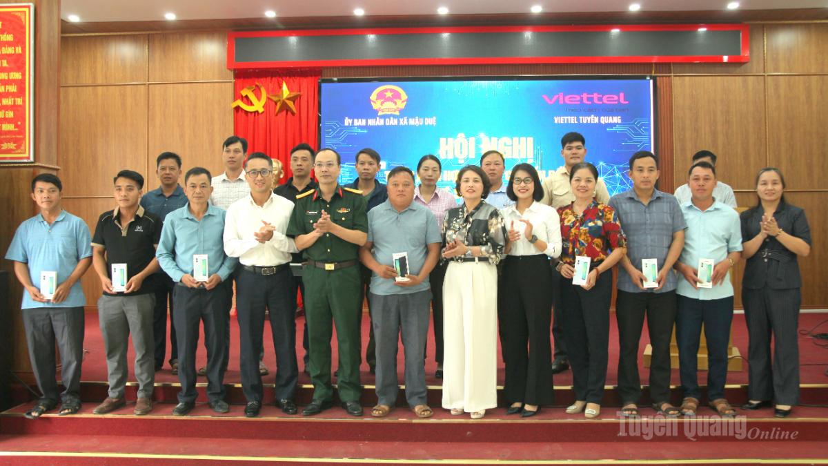 Lãnh đạo Viettel Tuyên Quang bàn giao điện thoại thông minh cho các thôn trên địa bàn xã Mậu Duệ.