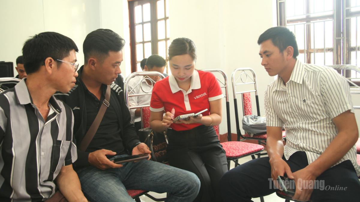 Cán bộ Viettel Tuyên Quang hướng dẫn các bí thư, trưởng thôn sử dụng các tiện ích Tammi OA.