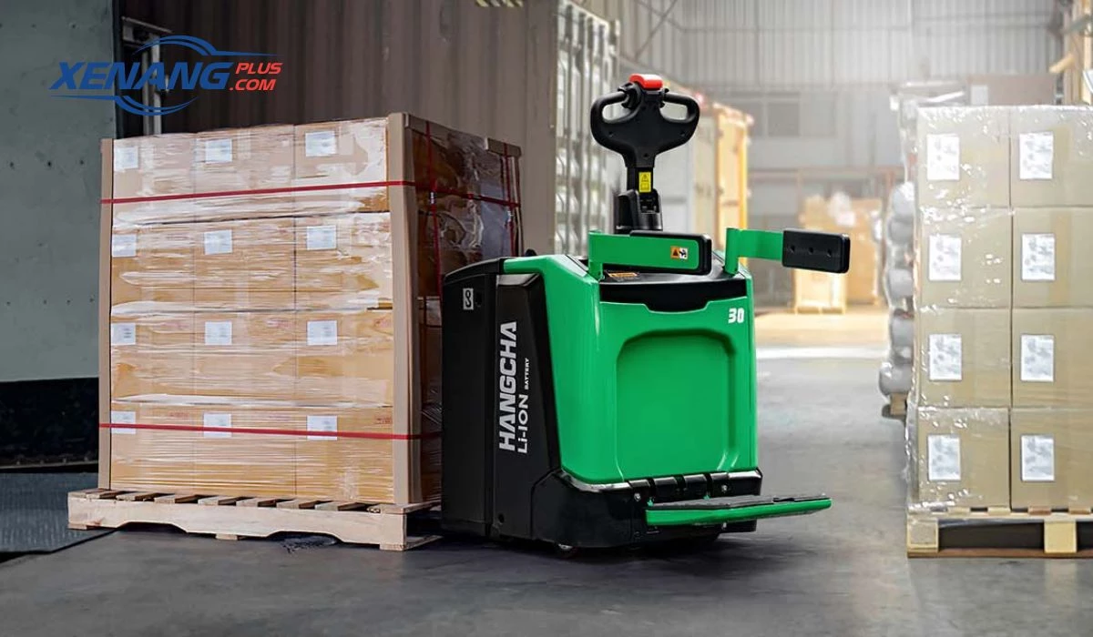 Xe nâng Reach Truck hoạt động bằng động cơ điện không phát ra khí thải