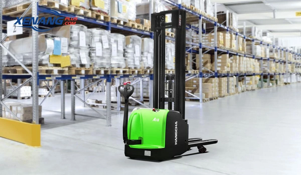 Xe nâng Reach Truck phù hợp kho chứa hàng có hệ thống kệ cao