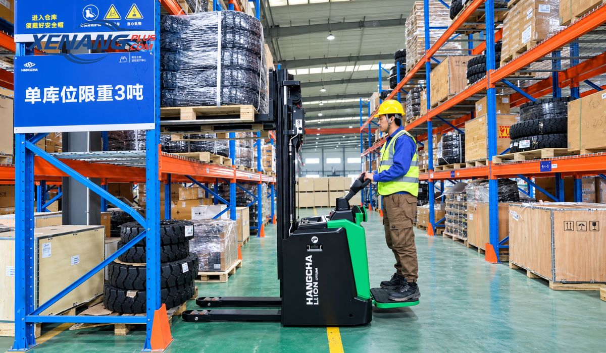 Xe nâng điện Reach Truck dùng pin lithium cho khả năng sạc nhanh