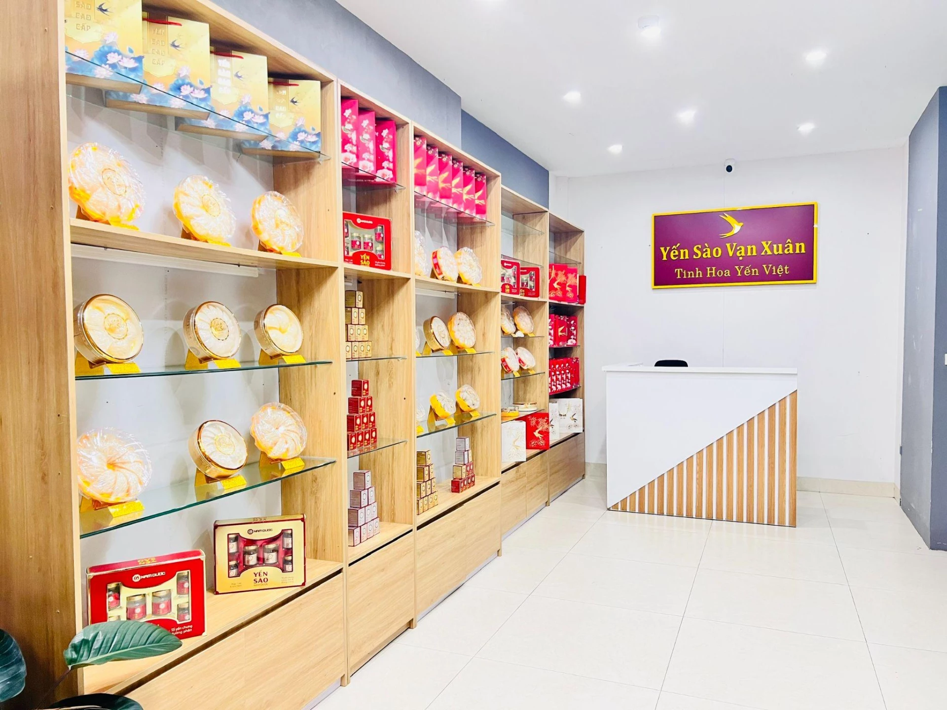 Một góc cửa hàng trưng bày sản phẩm của Yến Sào Vạn Xuân
