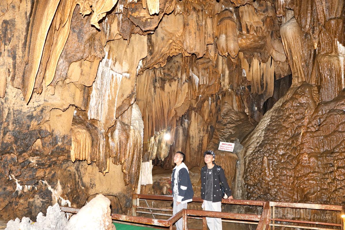 Không gian rộng mở cùng những khối thạch nhũ đầu tiên hiện ra sau cửa hang.