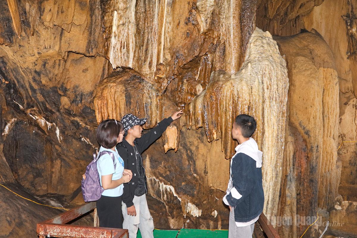 Hang Lùng Khúy vẫn còn giữ nguyên vẹn vẻ đẹp hoang sơ.
