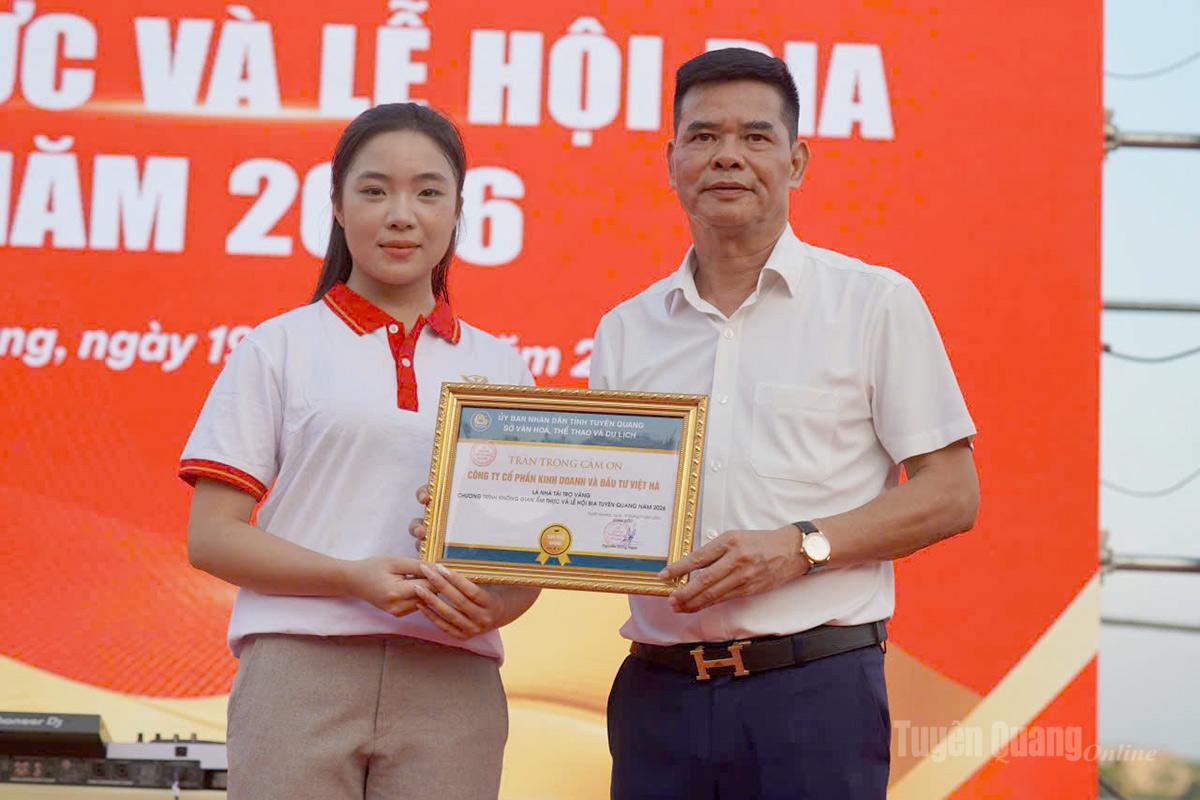 Lãnh đạo Sở Văn hóa, Thể thao và Du lịch tỉnh trao chứng nhận cho nhà tài trợ vàng tại không gian ẩm thực và Lễ hội bia năm 2026.