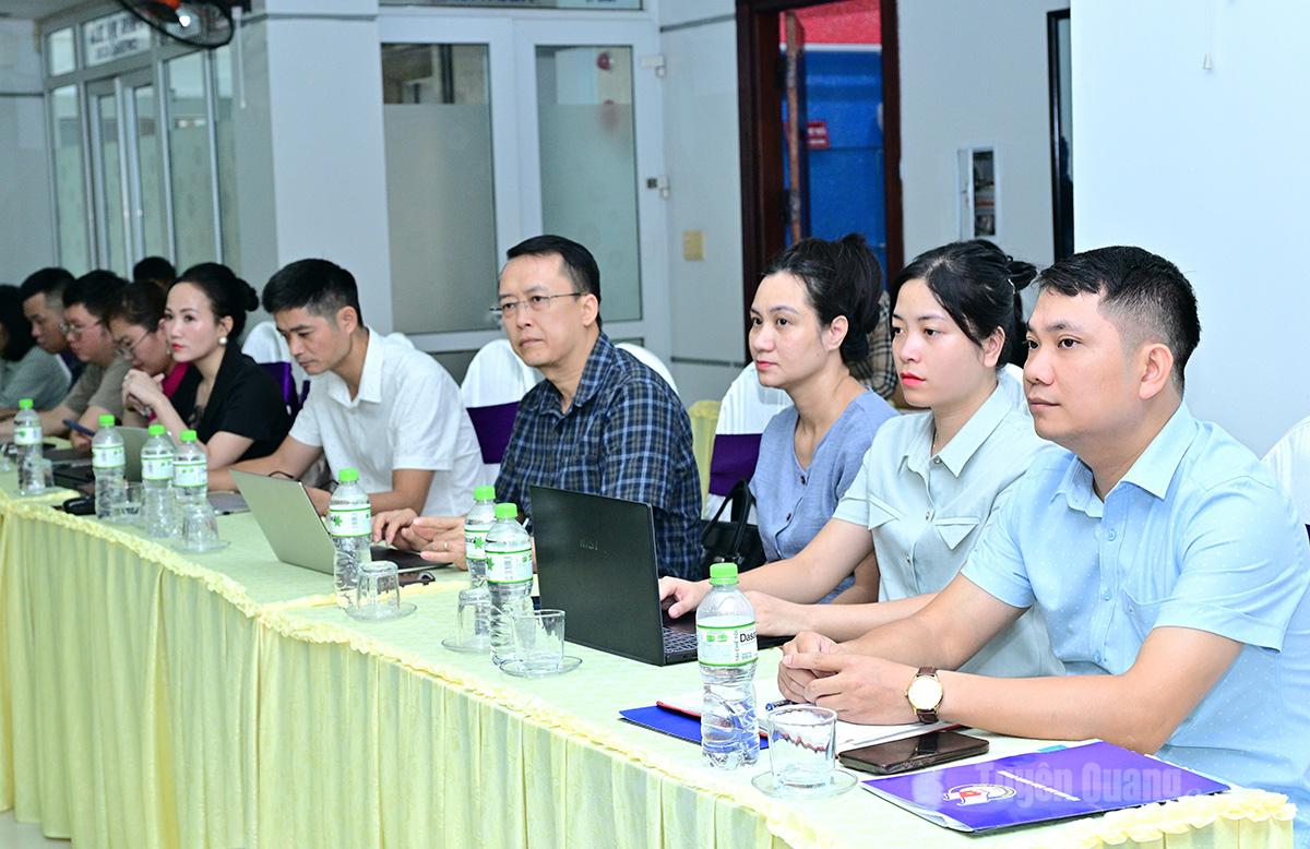 Lãnh đạo Hội Nhà báo tỉnh Tuyên Quang dự khai mạc lớp bồi dưỡng cùng các học viên.