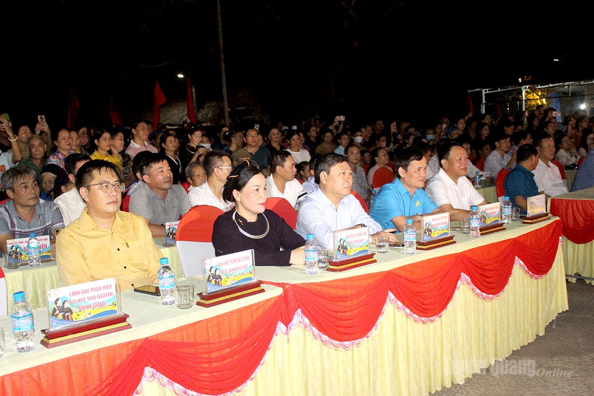 Các đại biểu tham dự khai mạc Ngày hội văn hóa, du lịch dân tộc Tày năm 2026.