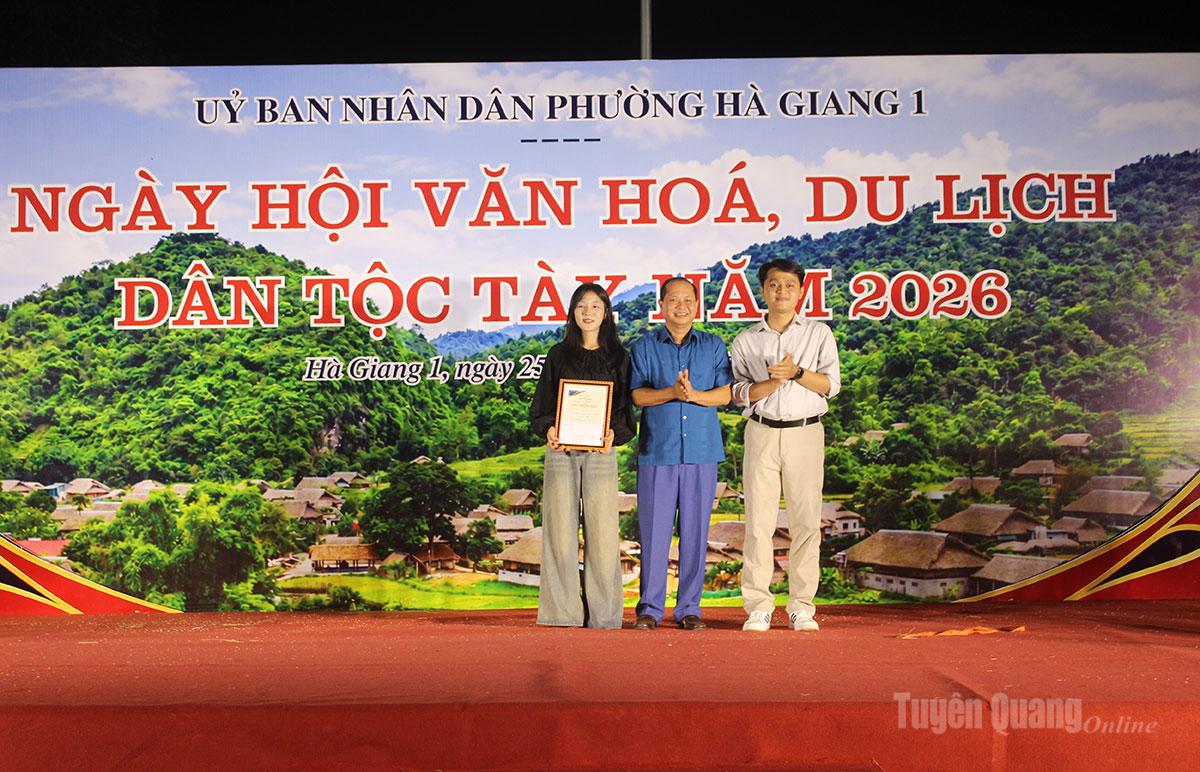 Lãnh đạo phường Hà Giang 1 trao giải Nhất Cuộc thi sáng tạo video truyền thông số quảng bá du lịch.