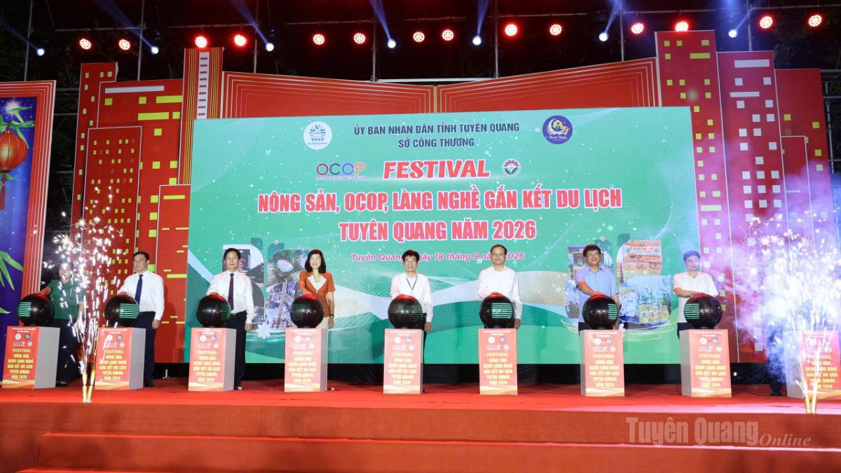 Các đại biểu nhấn nút khai mạc Festival nông sản, OCOP, làng nghề gắn kết du lịch - Tuyên Quang năm 2026.