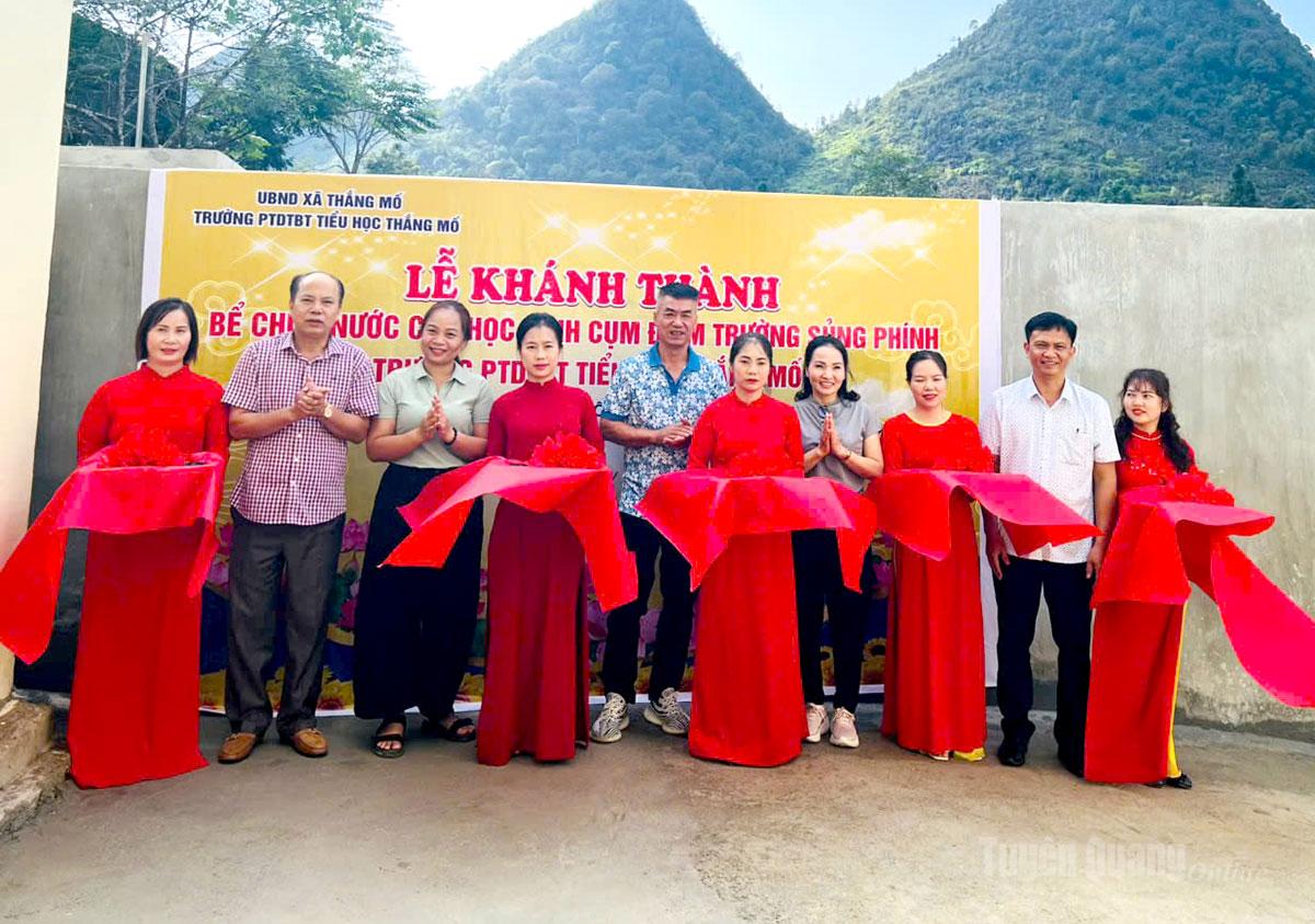 Lãnh đạo Đảng ủy cùng đơn vị tài trợ cắt băng khánh thành bể chứa nước phục vụ học sinh.