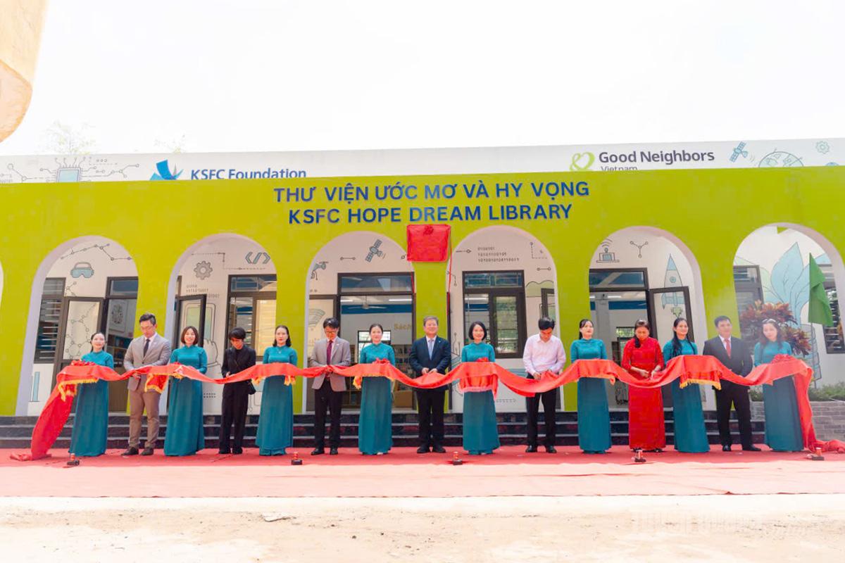 Các đại biểu cắt băng khánh thành thư viện Trường THPT Kim Xuyên.