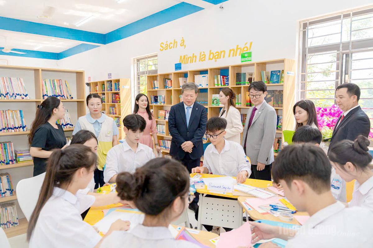 Các đại biểu và học sinh tại thư viện mới của Trường THPT Kim Xuyên.