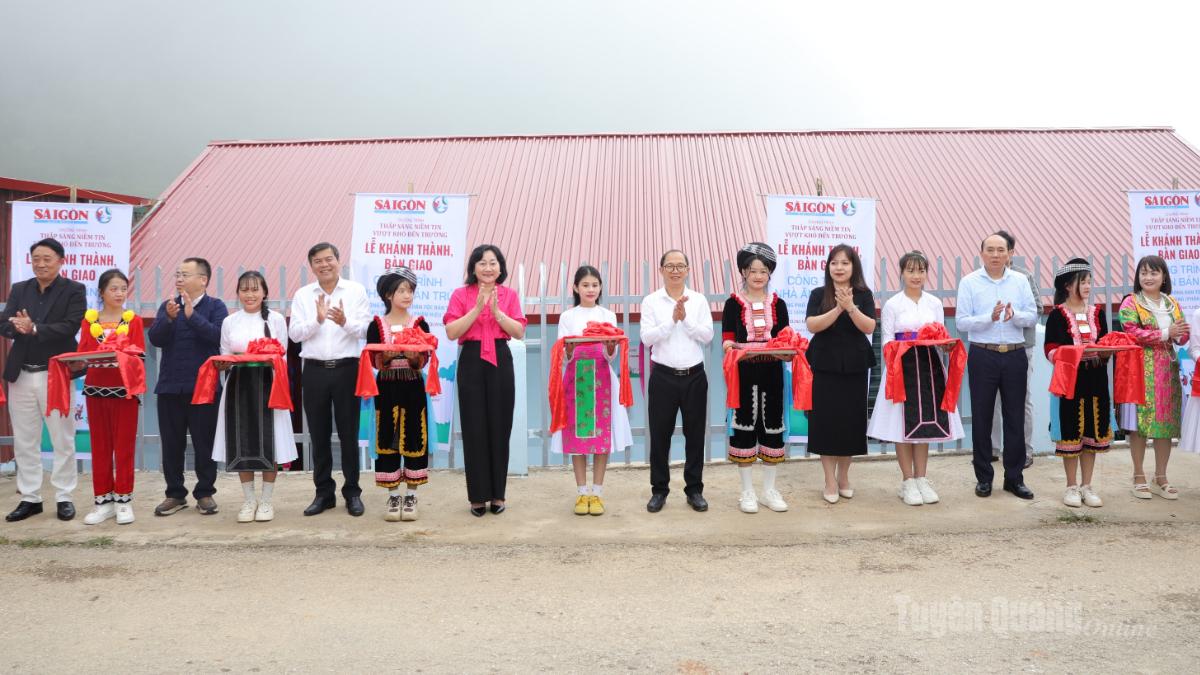 Các đại biểu cắt băng khánh thành công trình.