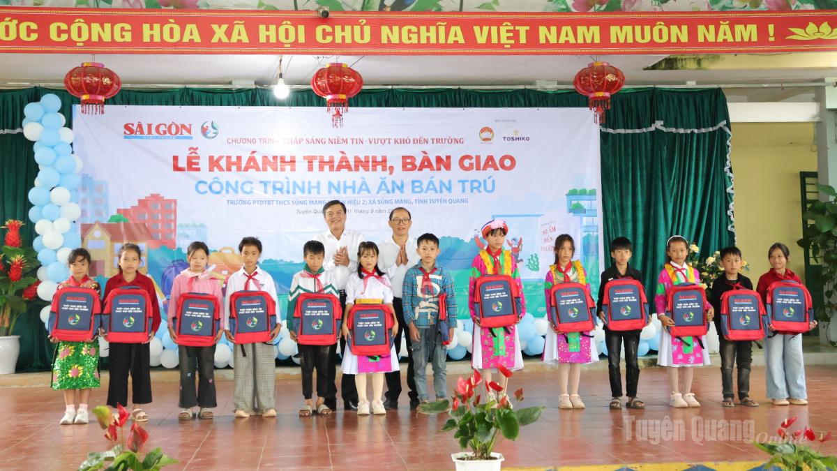 Đơn vị tài trợ trao tặng cặp sách cho học sinh xã Sủng Máng.