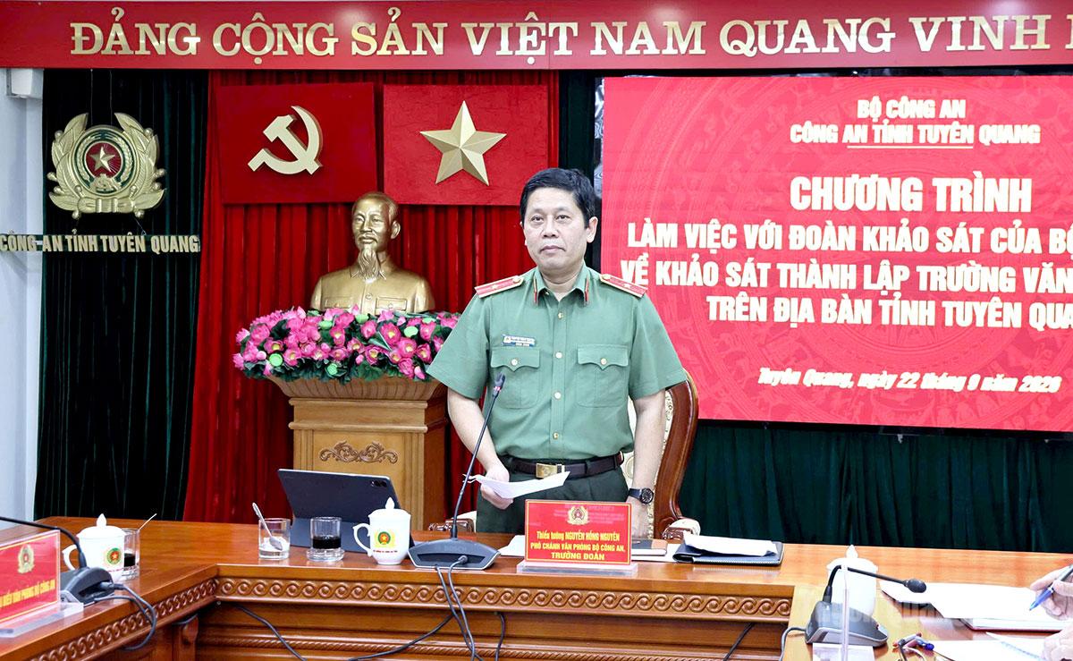 Thiếu tướng Nguyễn Hồng Nguyên, Phó Chánh Văn phòng Bộ Công an phát biểu tại buổi làm việc.