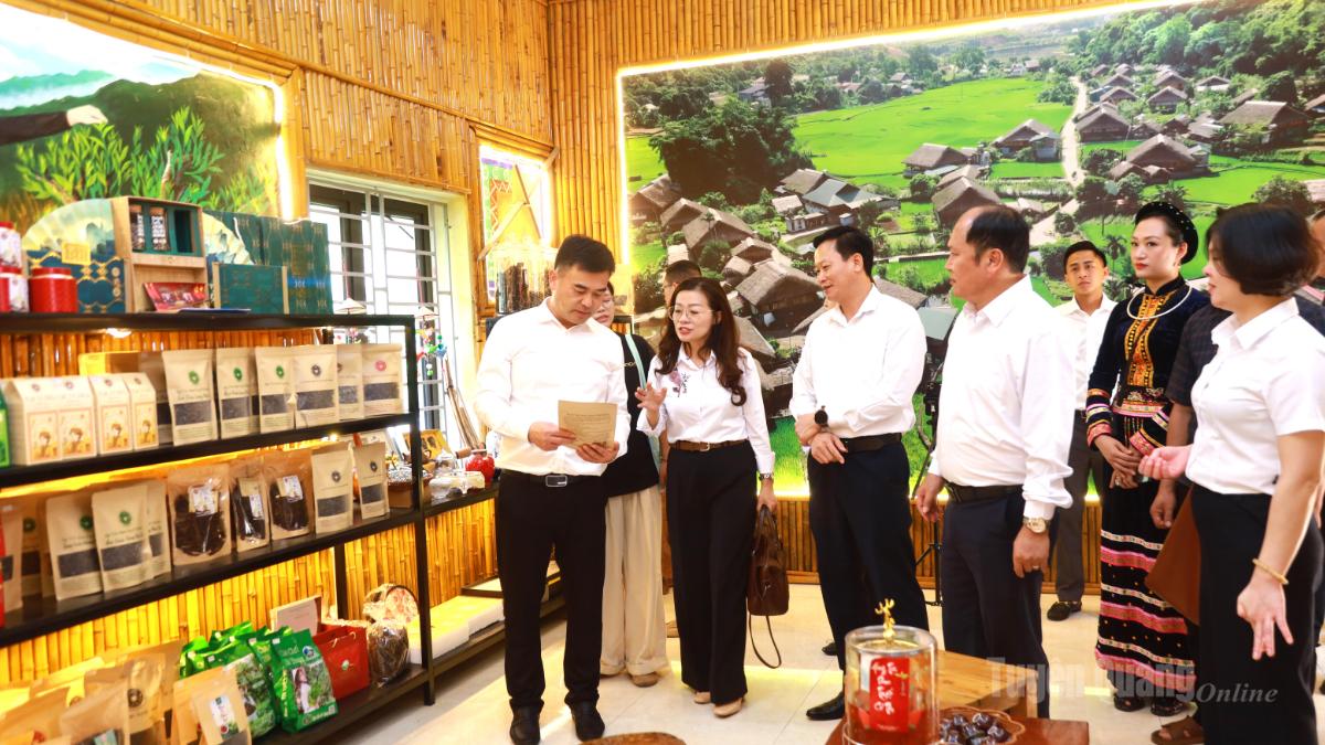 Đoàn công tác Cục Văn hóa và Du lịch châu Văn Sơn tham quan gian hàng trưng bày các sản phẩm nông nghiệp đặc trưng của đồng bào dân tộc tày thôn Tha, phường Hà Giang 1.