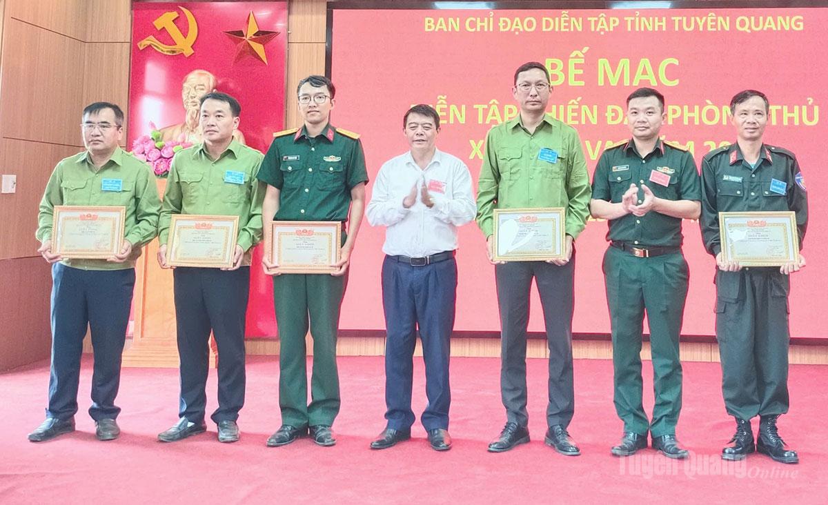Lãnh đạo Sở Nội vụ trao Giấy khen của UBND xã Khâu Vai cho các tập thể.