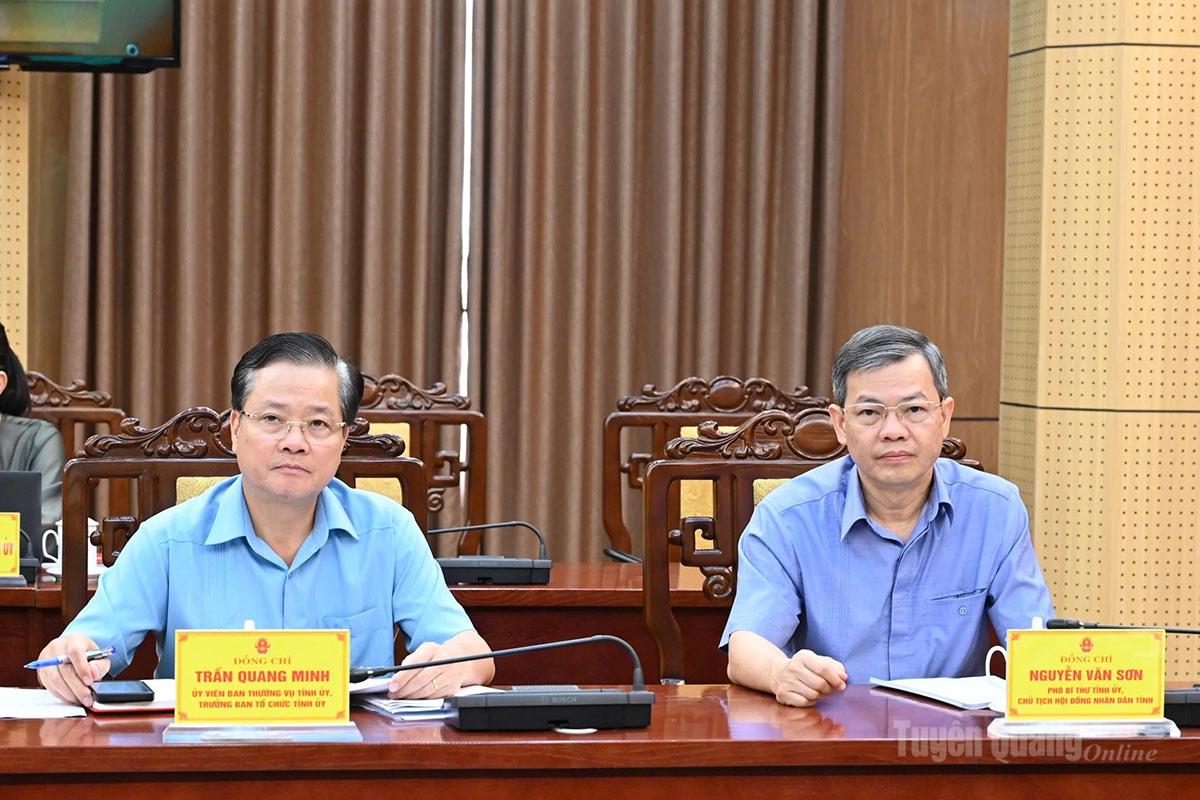 Chủ tịch HĐND tỉnh Nguyễn Văn Sơn và Trưởng Ban Tổ chức Tỉnh uỷ Trần Quang Minh dự tại điểm cầu Tuyên Quang.