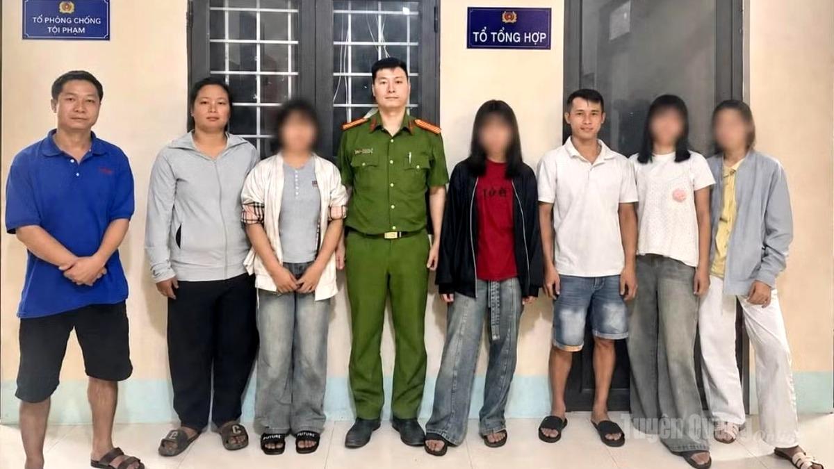 Công an xã Nậm Dịch bàn giao các thiếu nữ về gia đình.