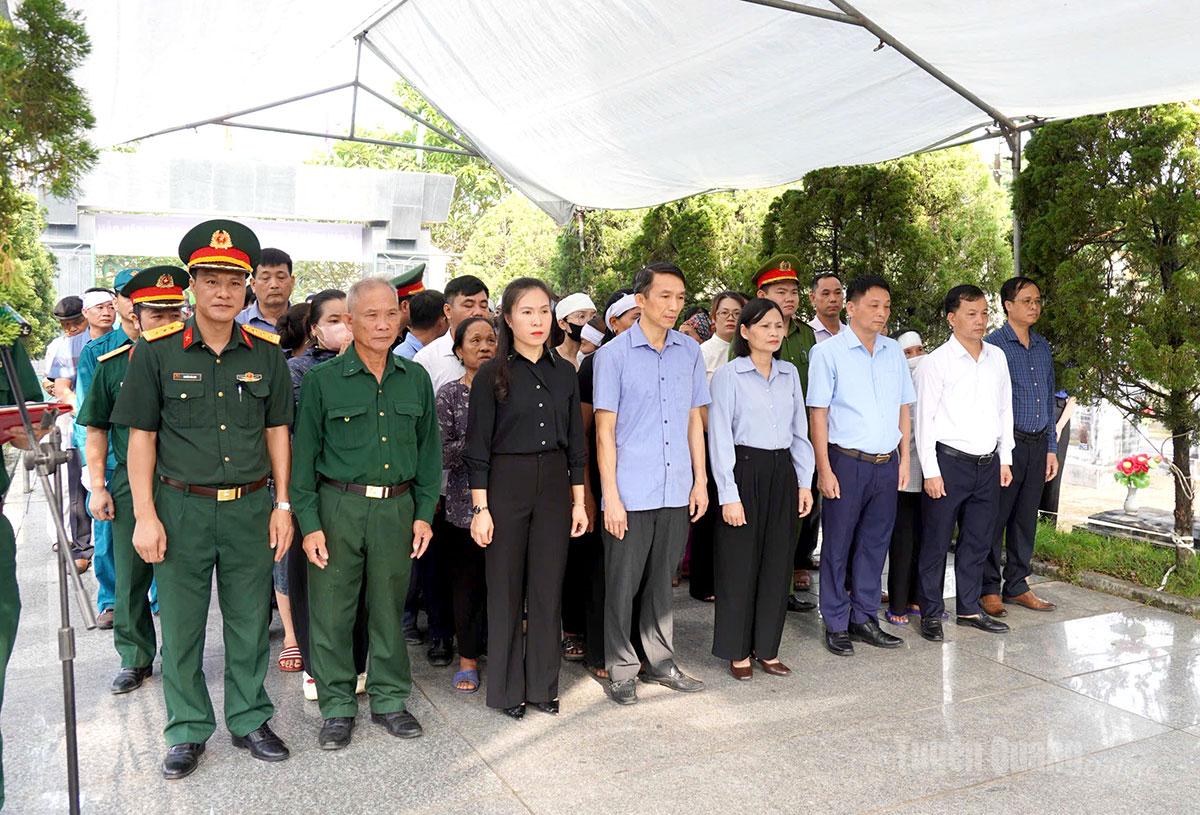 Các đại biểu và gia đình tham dự buổi lễ đón nhận và an táng hài cốt liệt sỹ Đinh Văn Bản.