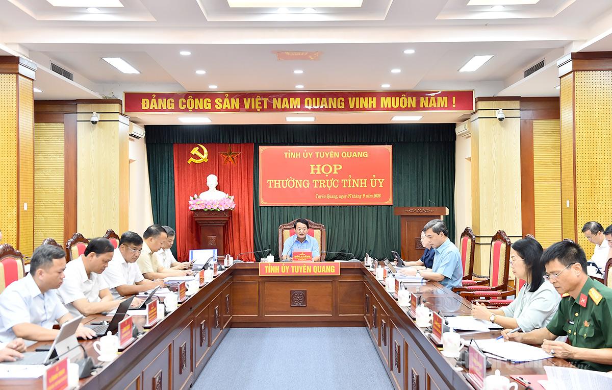 Đồng chí Bí thư Tỉnh ủy Hầu A Lềnh chủ trì cuộc họp.