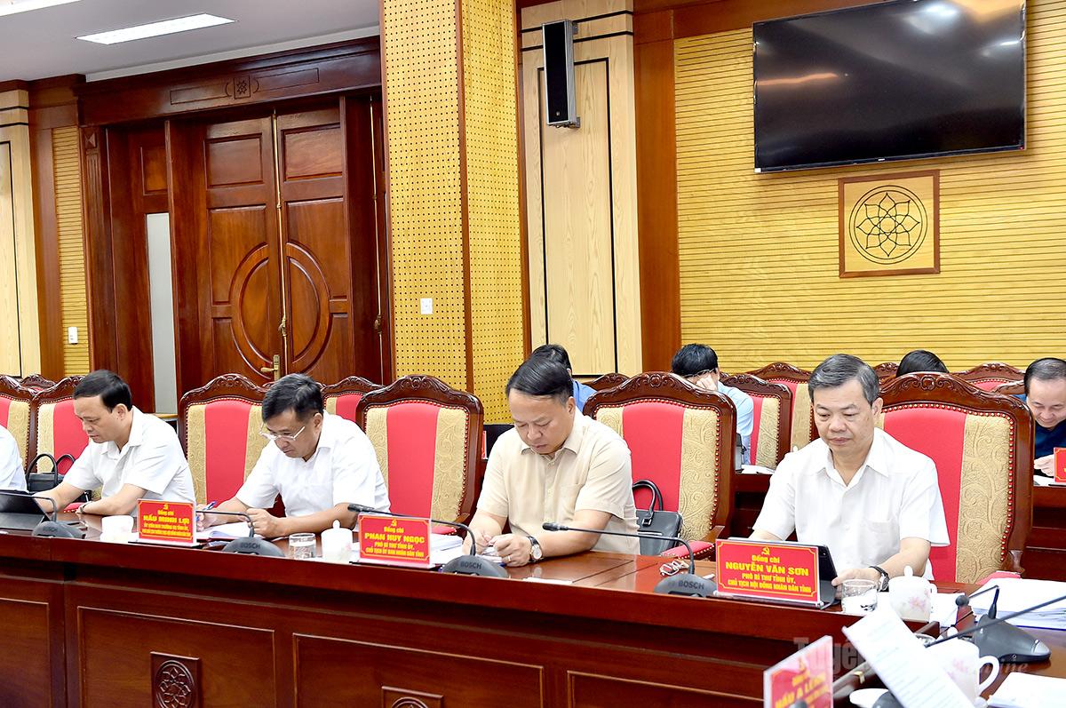 Các đồng chí Thường trực Tỉnh ủy, lãnh đạo HĐND, UBND tỉnh tại phiên họp.